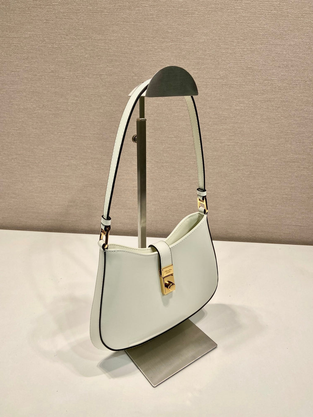 CLEO SHOULDER BAG 22 IN WHITE BRUSHED LAMBSKIN WITH CLASP CLOSURE