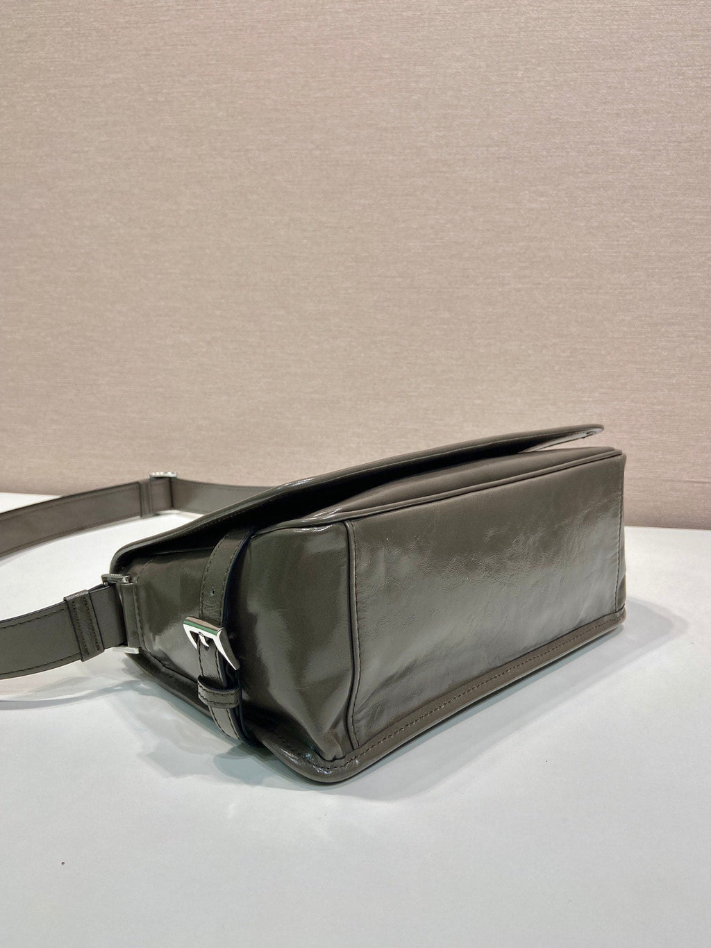 MESSENGER BAG 30 IN TROUT GRAY SOFT AND SHINY CALFSKIN