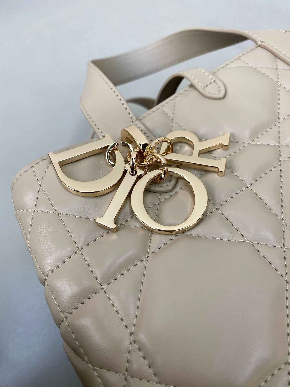 MEDIUM TOUJOURS BUCKET BAG 22 IN BEIGE CANNAGE CALFSKIN