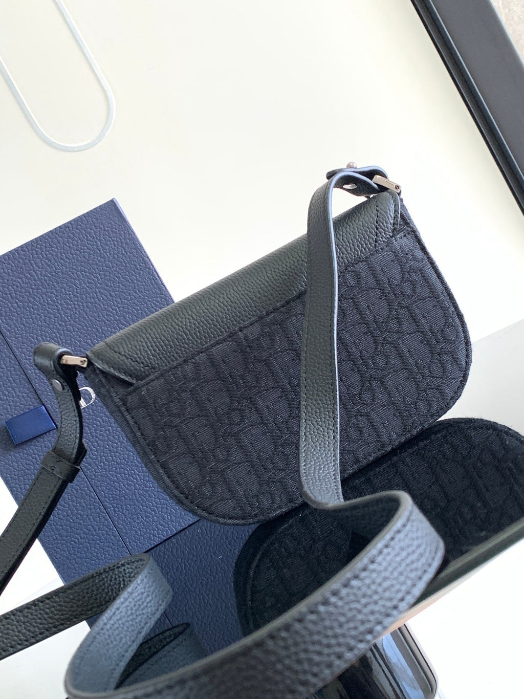 DIO Oblique Messenger Bag