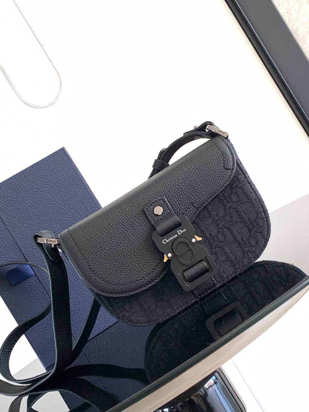 DIO Oblique Messenger Bag