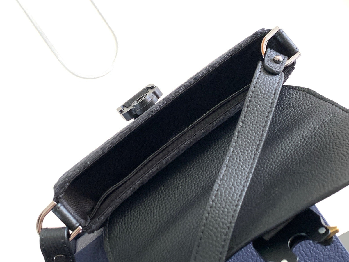 DIO Oblique Messenger Bag