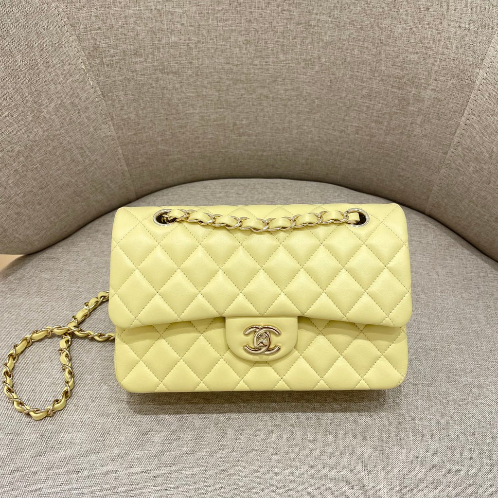 FLAP BAG 23CM PASTEL YELLOW LAMBSKIN GOLD HARDWARE