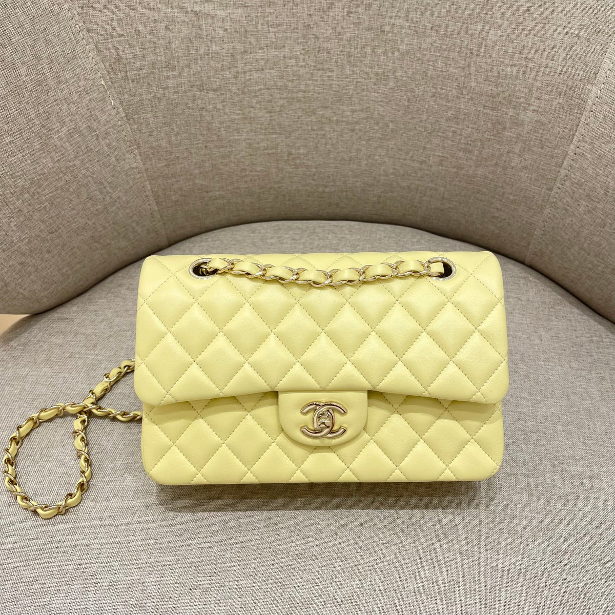 FLAP BAG 23CM PASTEL YELLOW LAMBSKIN GOLD HARDWARE