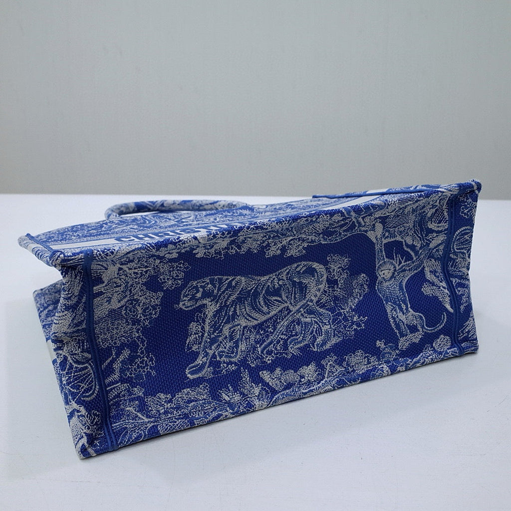 BOOK TOTE 42 BLUE MACROCANNAGE EMBROIDERY