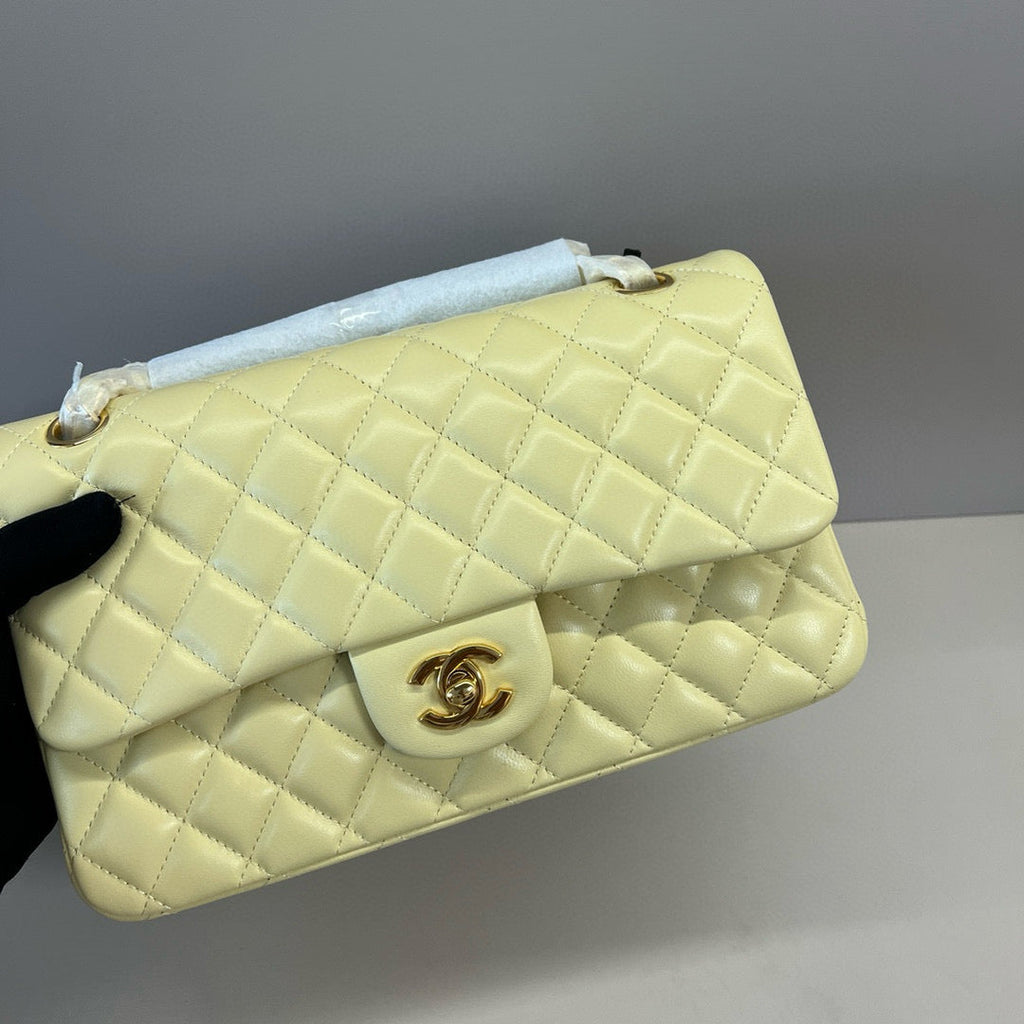25C FLAP BAG 25 IN YELLOW QUILTED LAMBSKIN GOLD HARDWARE