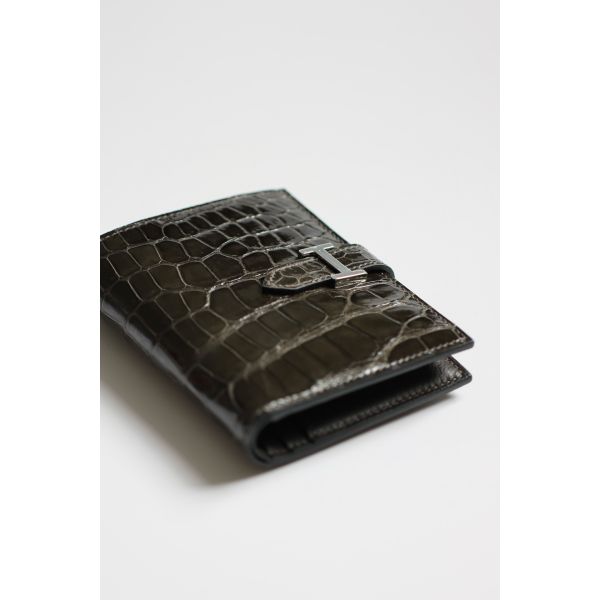 HERM Bearn Compact Wallet in Graphite Shiny Alligator Leather