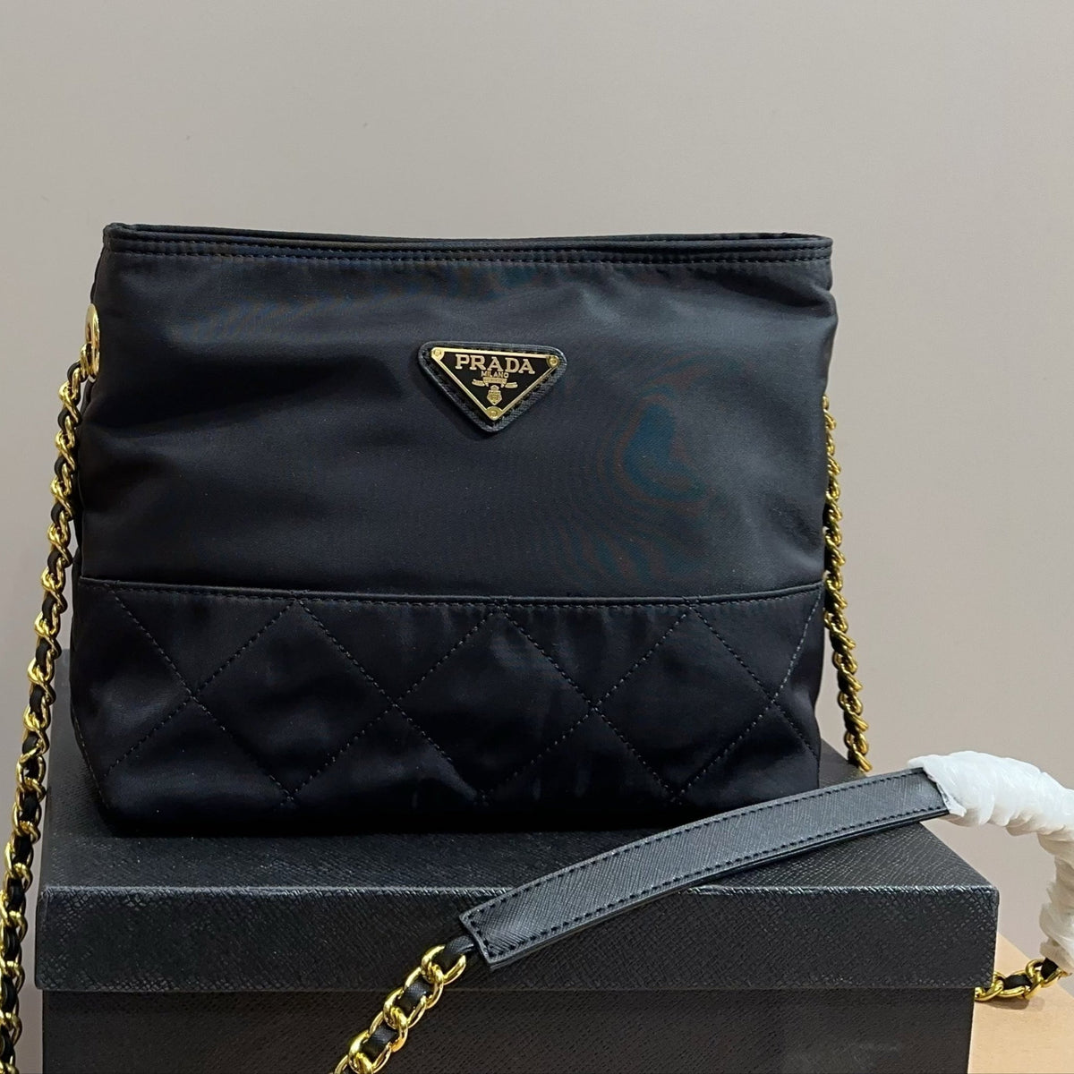 QUILTED CHAIN SHOULDER BAG 22 IN BLACK RE-NYLON