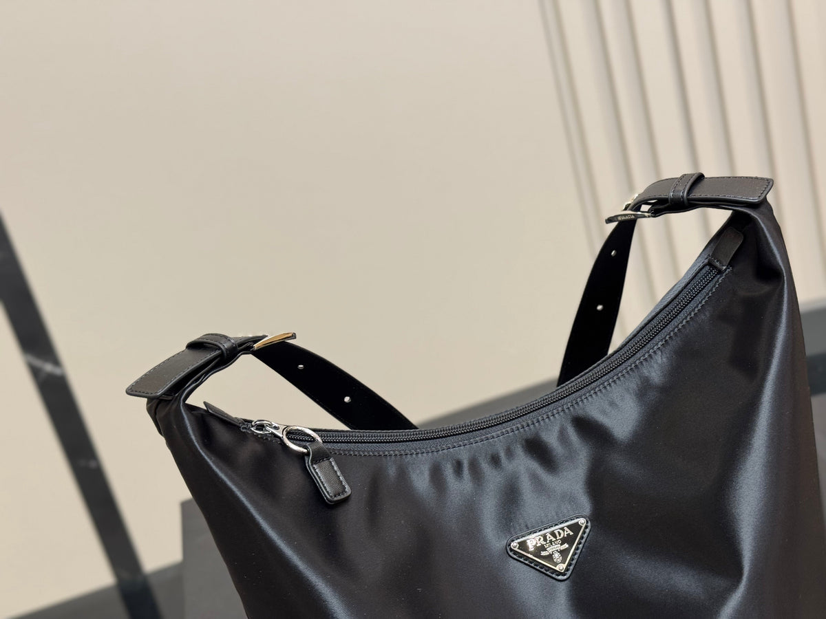 MEDIUM TOTE BAG 31 IN BLACK RE-NYLON WITH CALFSKIN STRAP