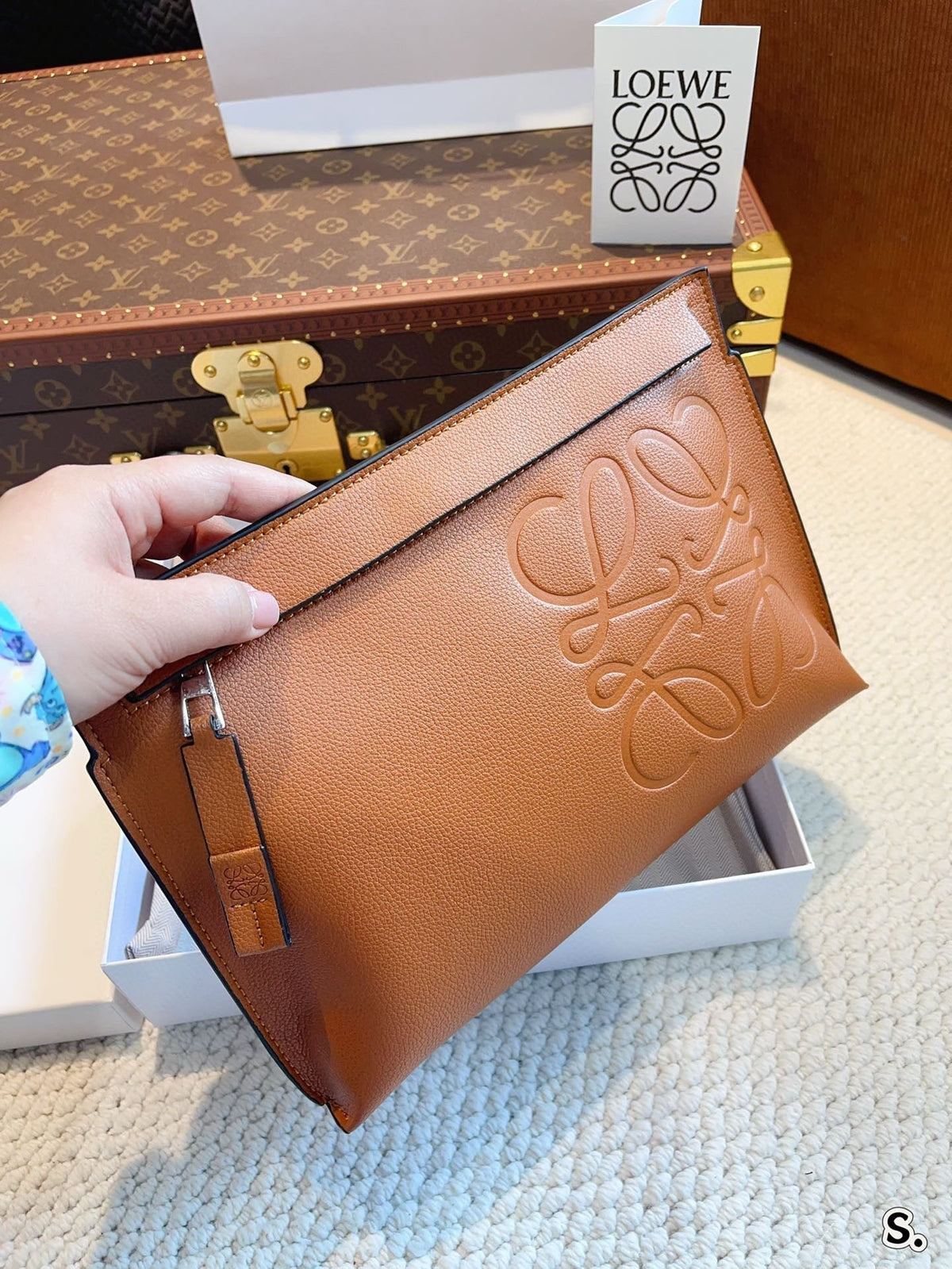 LOE POUCH CLUTCH BAG 30 IN WARM DESSERT CALFSKIN