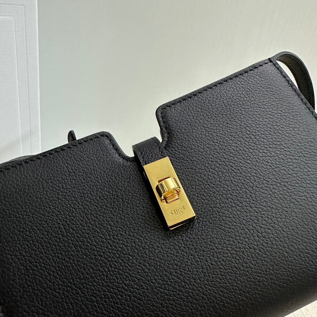 16 STRAP POCHETTE 18 IN BLACK SUPPLE CALFSKIN GOLD HARDWARE