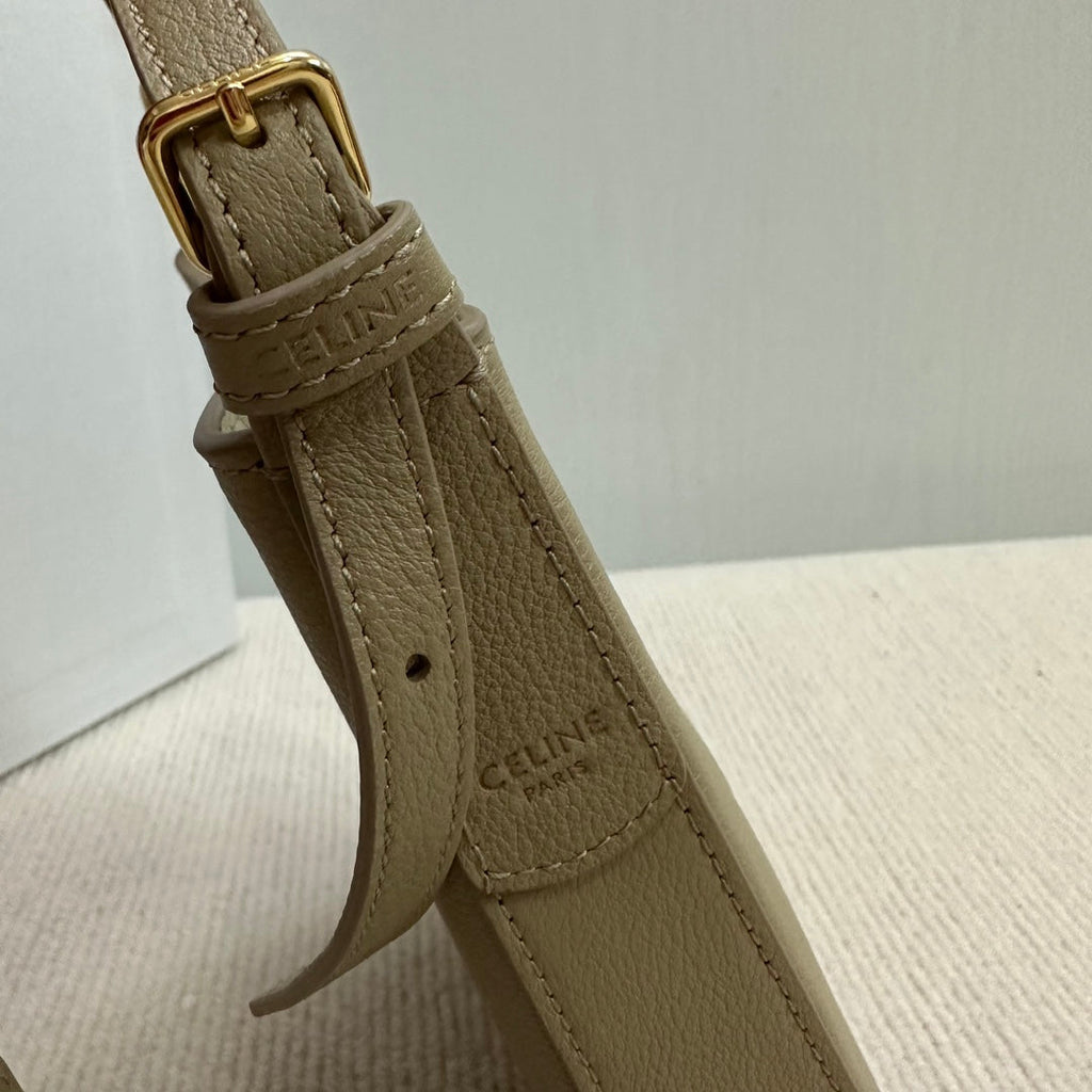 PHONE POUCH HELOISE 19 IN DONKEY BROWN SUPPLE CALFSKIN