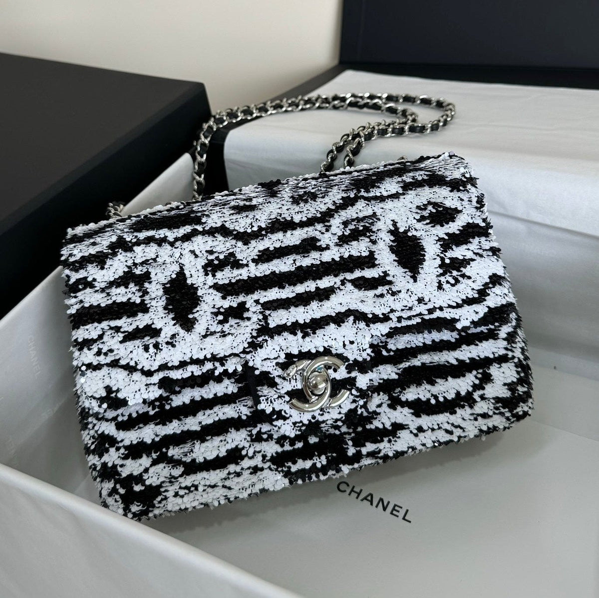 FLAP BAG 20 IN BLACK AND WHITE SEQUINS SILVER HARDWARE