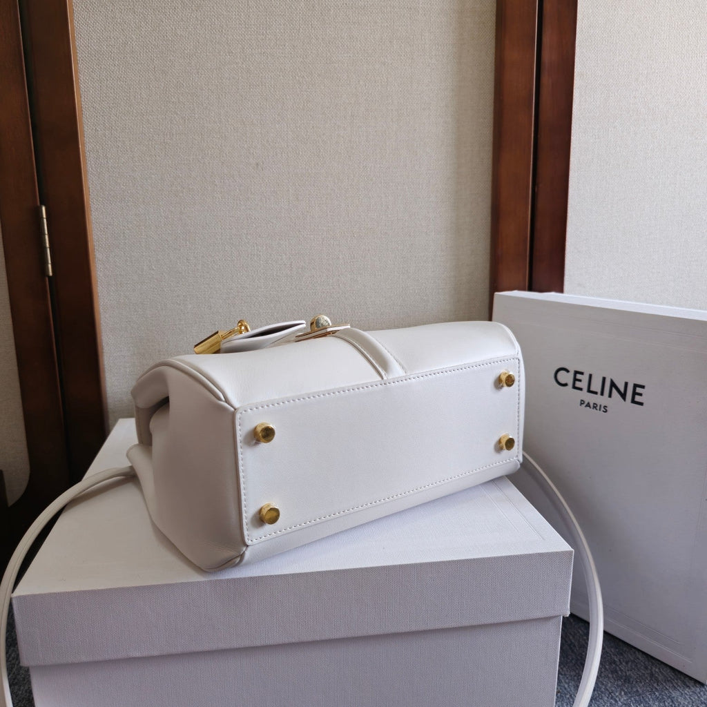 CLASSIQUE BAG 23 IN WHITE CALFSKIN GOLD HARDWARE