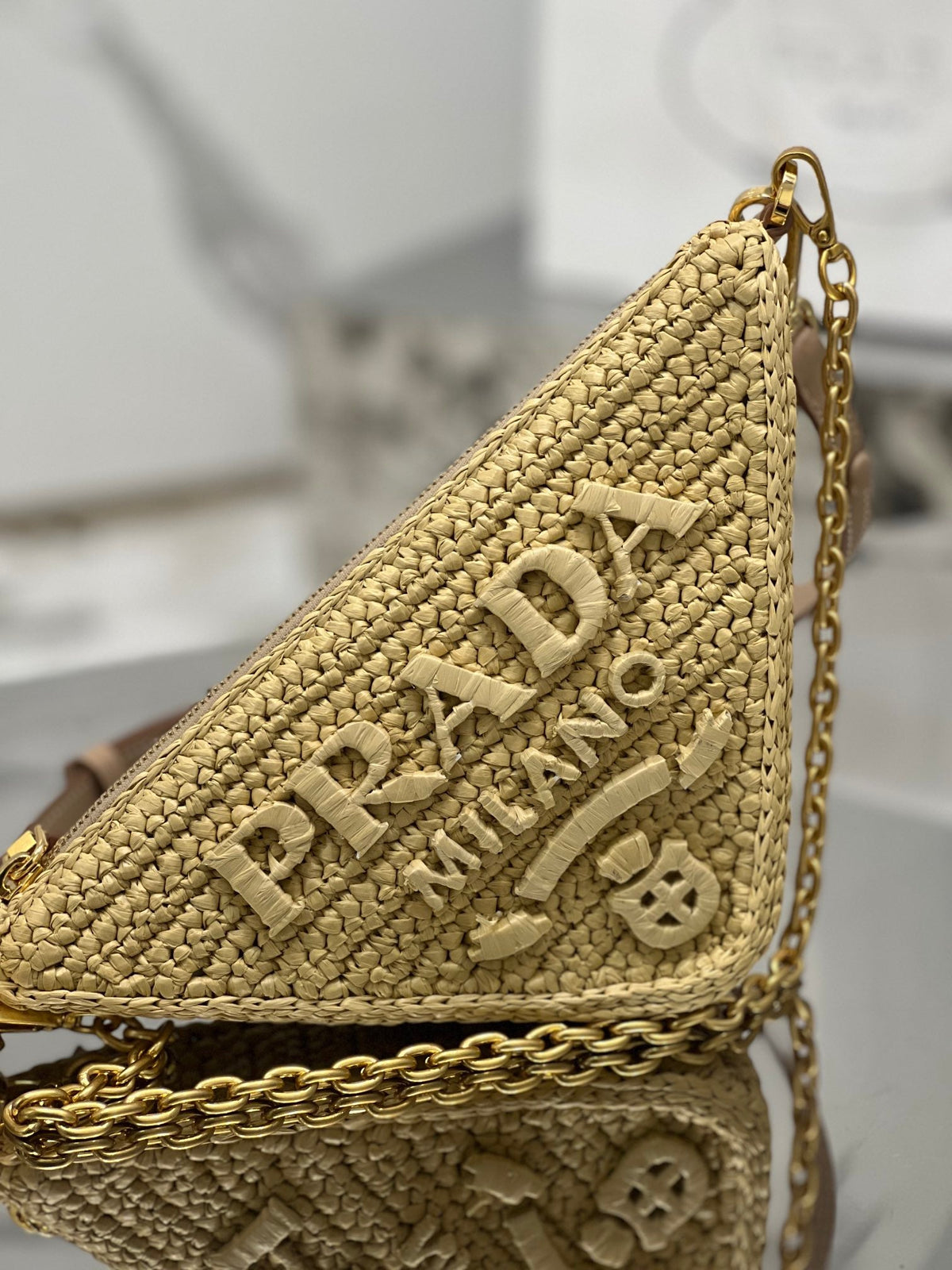 TRIANGLE BAG 26 IN BEIGE WOVEN RAFFIA GOLD CHAIN