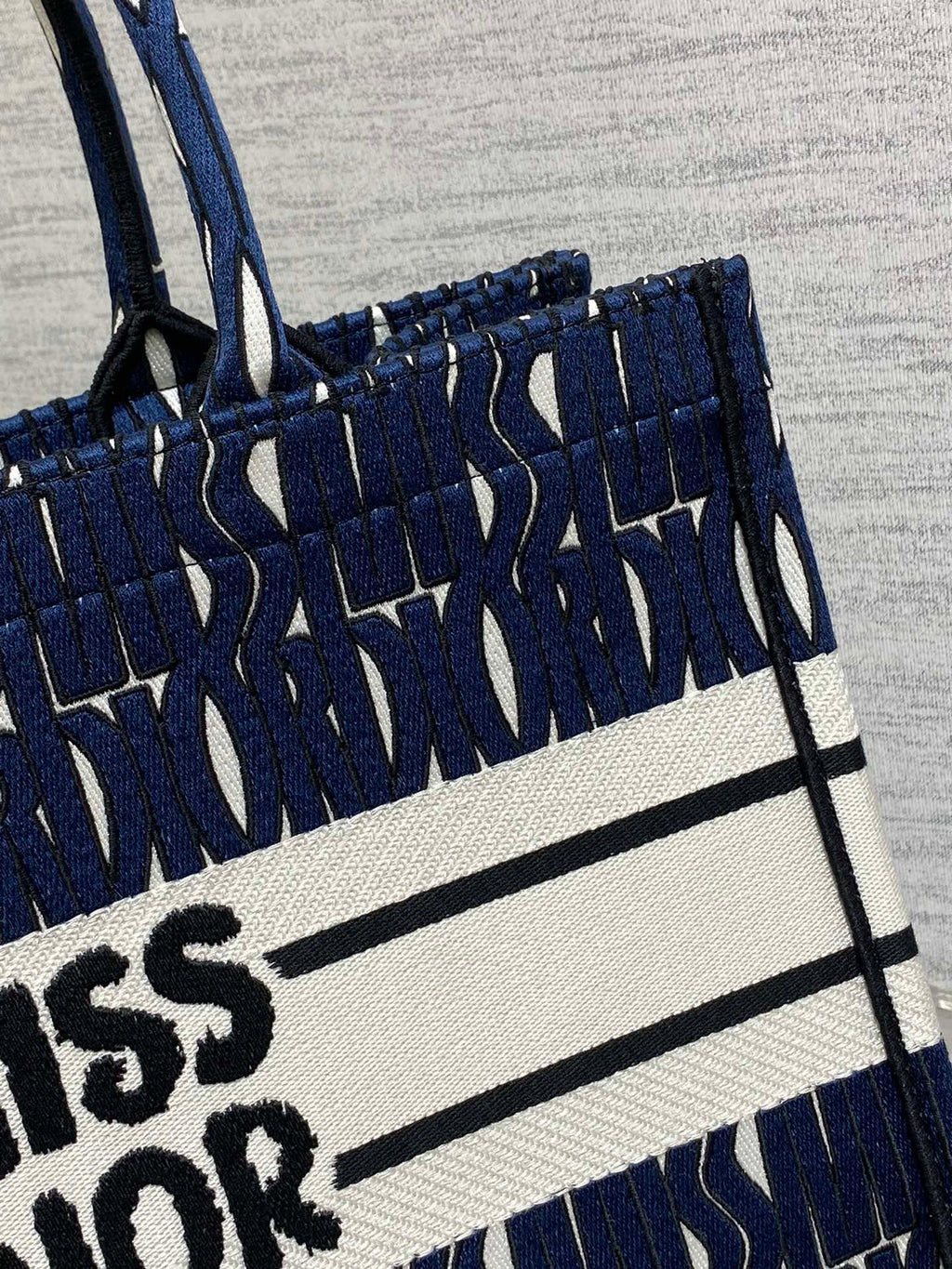 MISS MEDIUM TOTE 36 IN WHITE MIX DEEP COVE BLUE CANVAS