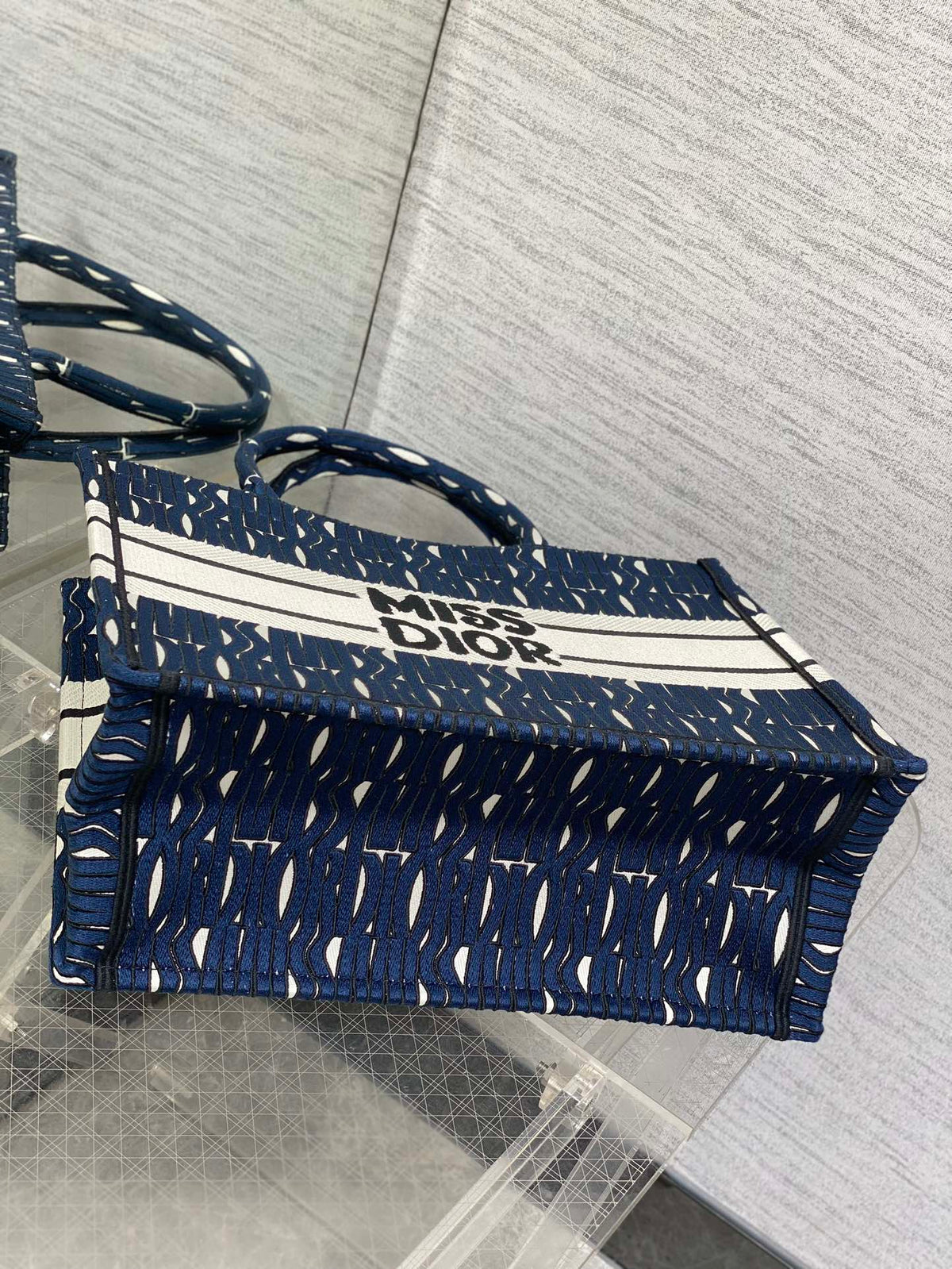 MISS MEDIUM TOTE 36 IN WHITE MIX DEEP COVE BLUE CANVAS