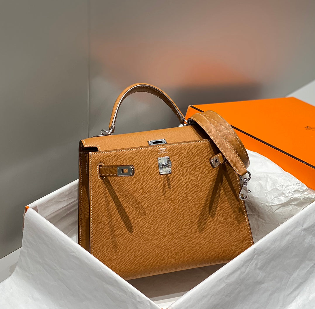 KELLY 25CM IN GOLD EPSOM CALFSKIN SILVER HARDWARE