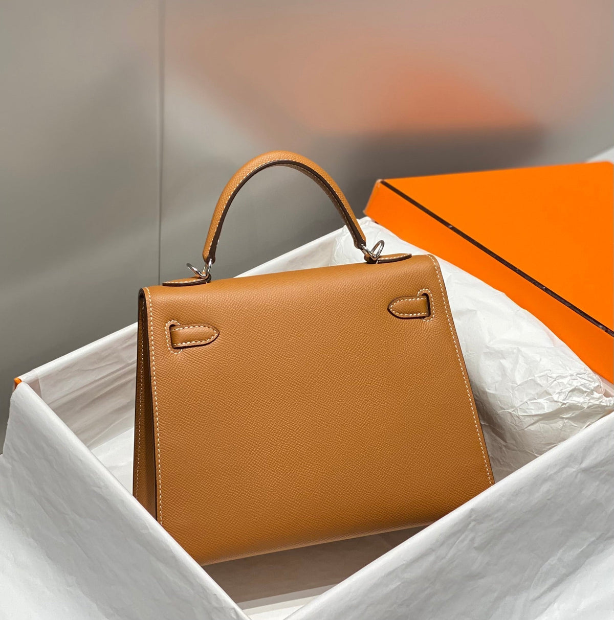 KELLY 25CM IN GOLD EPSOM CALFSKIN SILVER HARDWARE