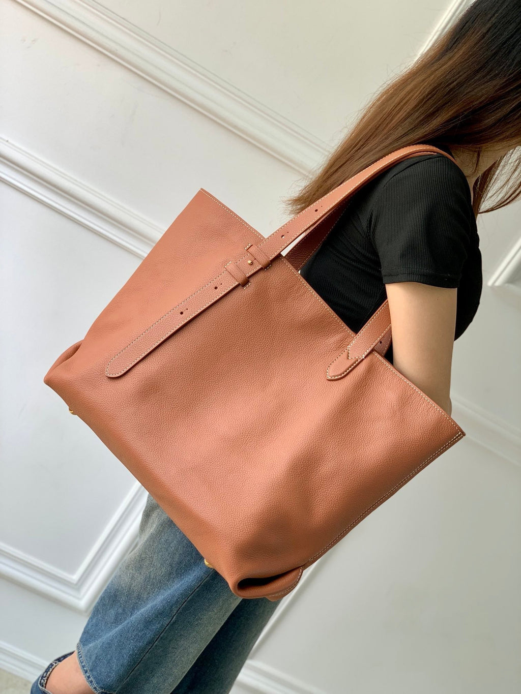 LOW KEY CABAS MM BAG 47 IN TAWNY BROWN GRAINED CALFSKIN