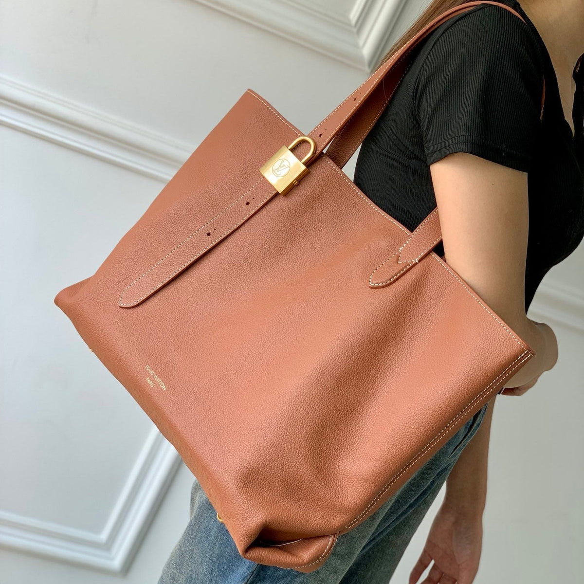 LOW KEY CABAS MM BAG 47 IN TAWNY BROWN GRAINED CALFSKIN