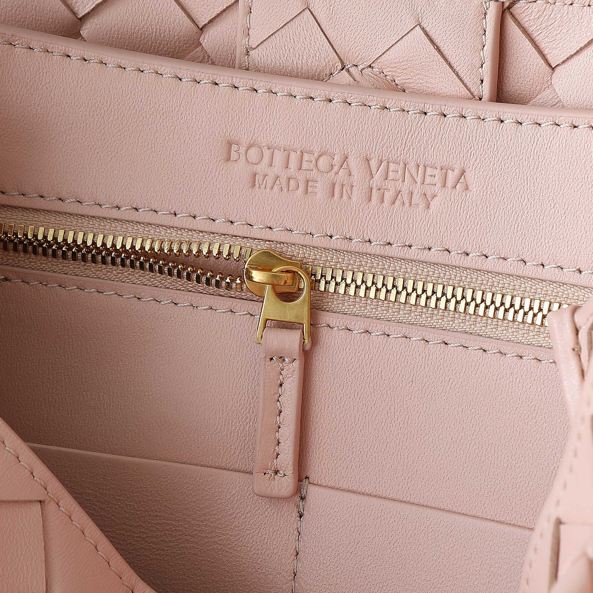 MEDIUM ANDIAMO 32 IN LIGHT PINK LAMBSKIN