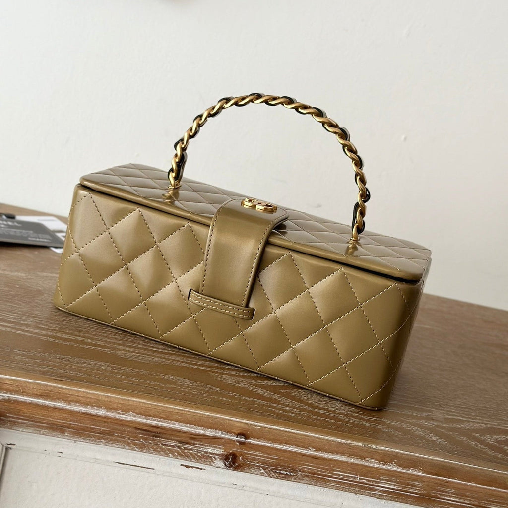 VINTAGE COSMETIC BAG 22 IN CAPE PALLISER SHINY CALFSKIN GOLD HARDWARE