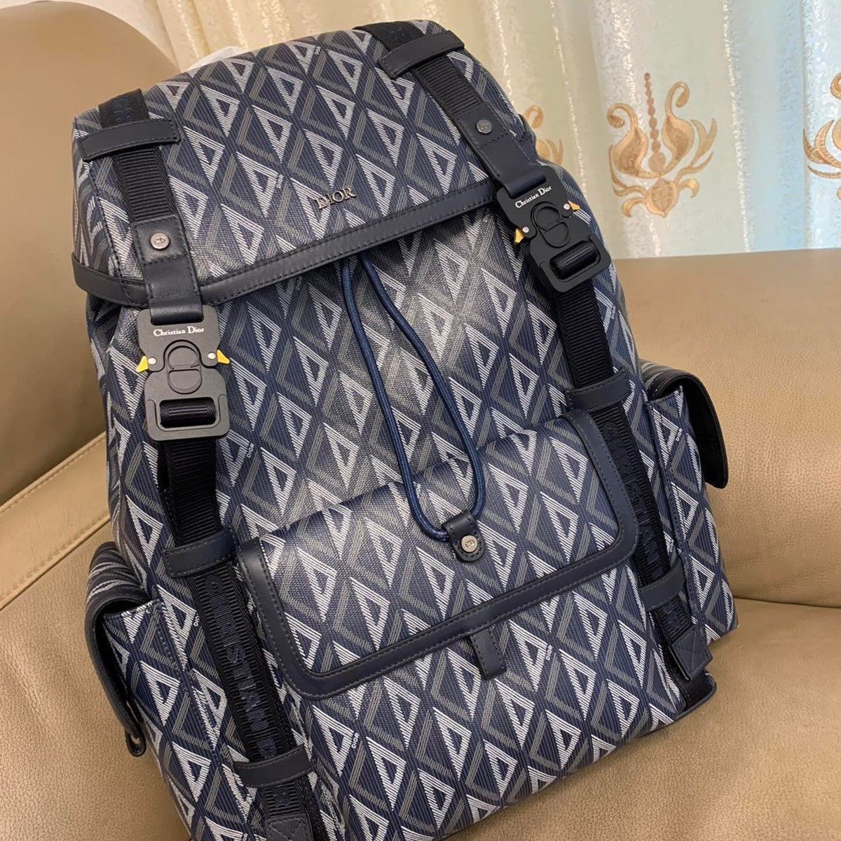 HIT THE ROAD BACKPACK WITH FLAP 51 IN WHITE AND BLUE TRIANGLE PATTERN FABRIC