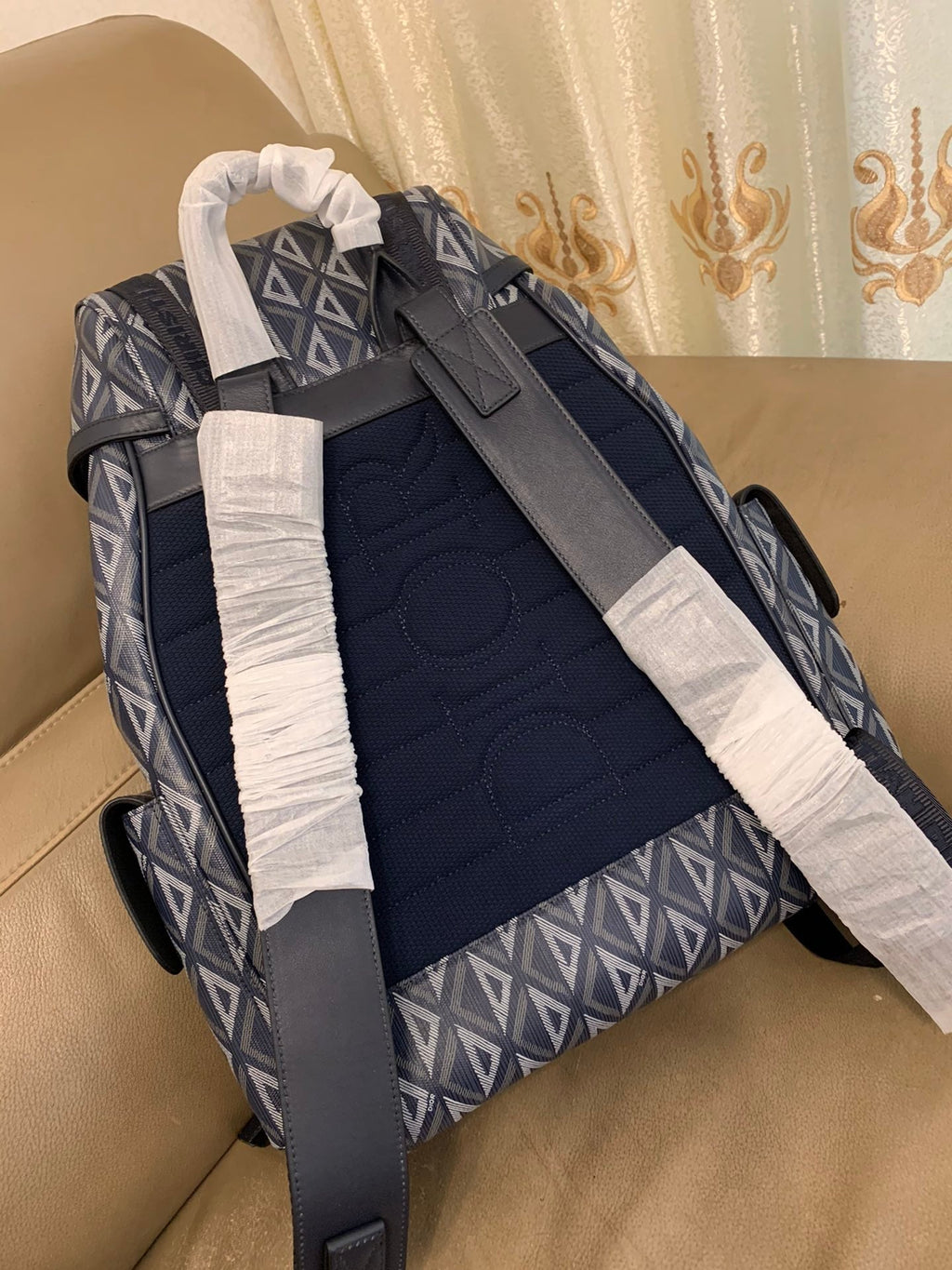 HIT THE ROAD BACKPACK WITH FLAP 51 IN WHITE AND BLUE TRIANGLE PATTERN FABRIC