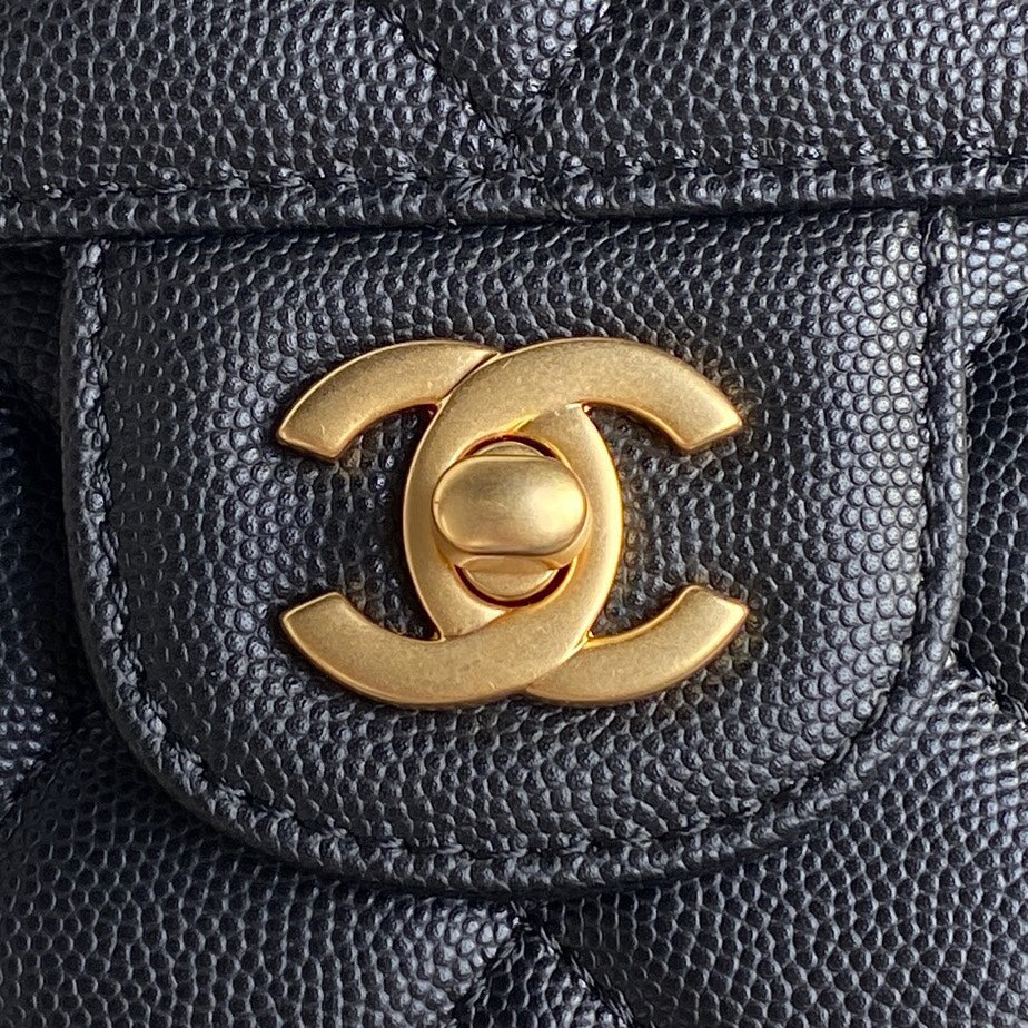 RETRO STYLE FLAP BAG 19 IN BLACK GRAINED CALFSKIN GOLD HARDWARE