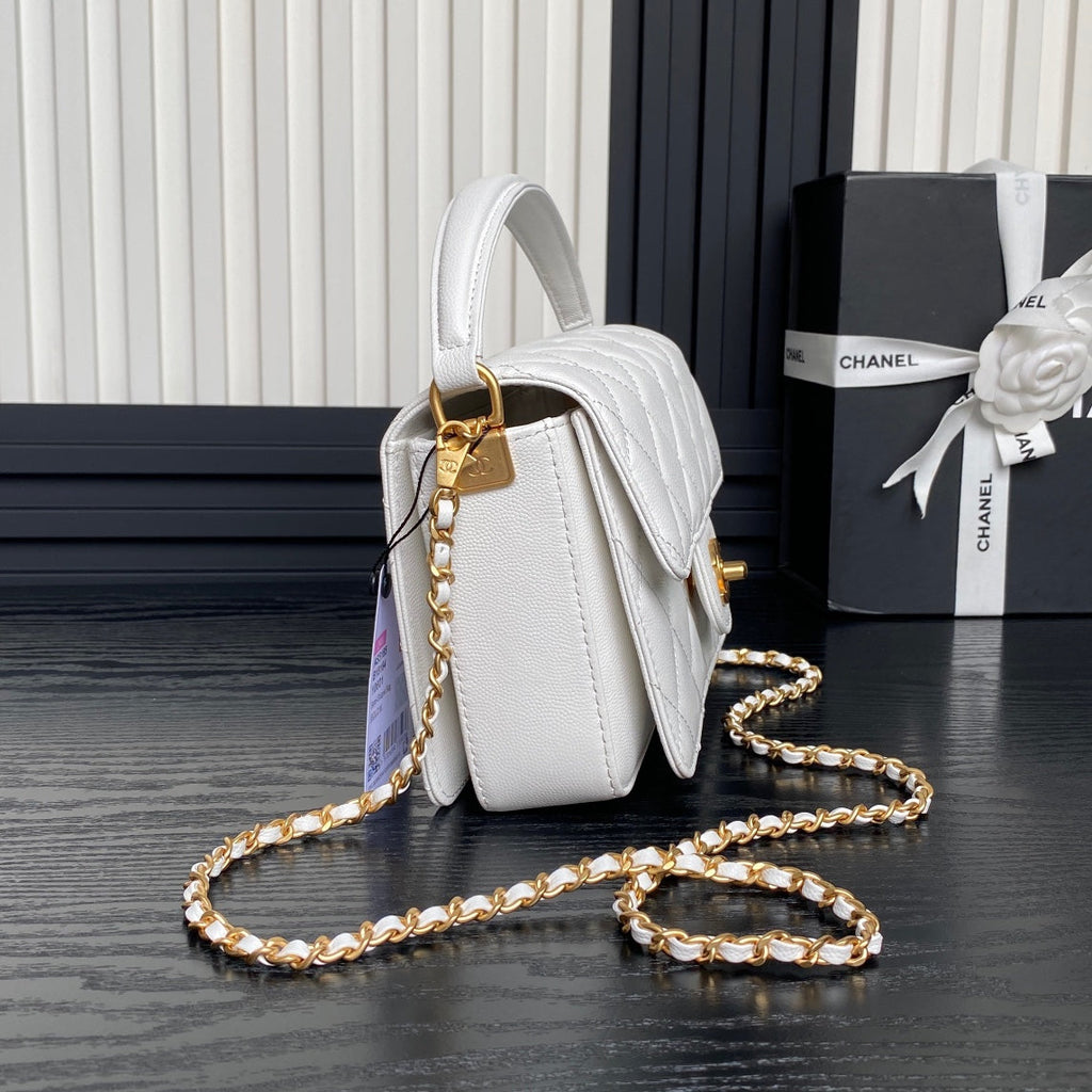 RETRO STYLE FLAP BAG 19 IN WHITE GRAINED CALFSKIN GOLD HARDWARE