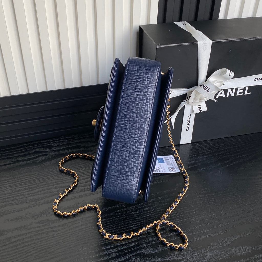 RETRO STYLE FLAP BAG 19 IN NAVY BLUE GRAINED CALFSKIN GOLD HARDWARE