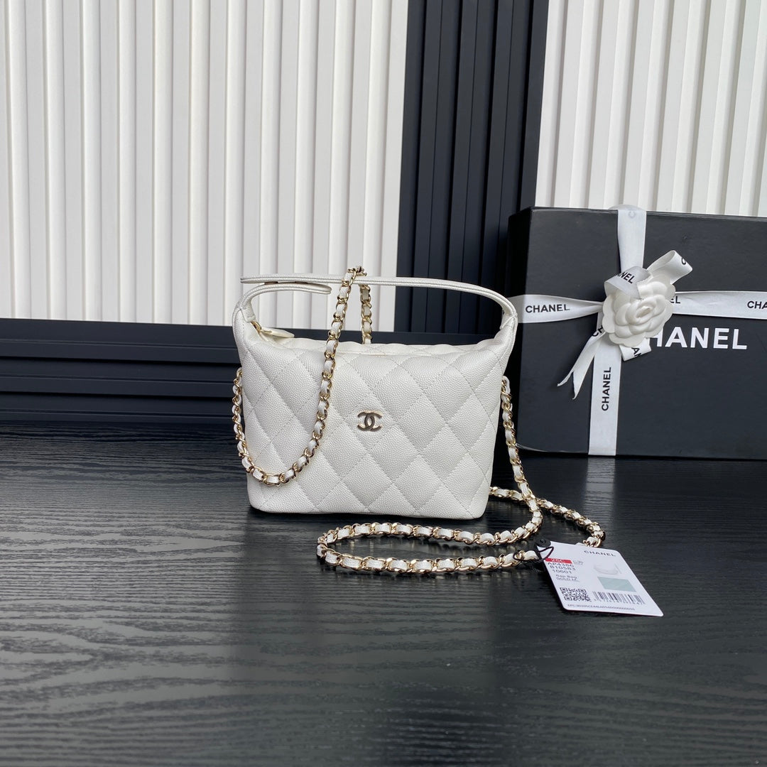 HOBO BAG 21 IN WHITE GRAINED CALFSKIN GOLD HARDWARE