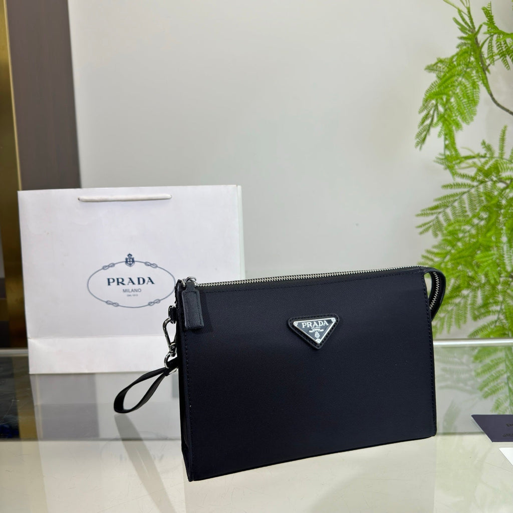 CLUTCH 25 IN BLACK RE-NYLON TRIANGLE LOGO
