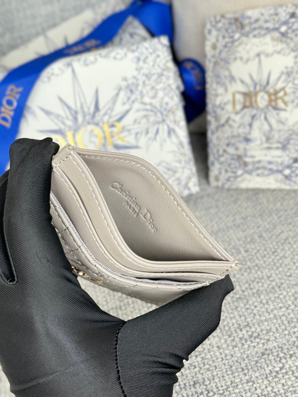 CARO FREESIA CARD HOLDER 10 IN LIGHT GREY CANNAGE CALFSKIN