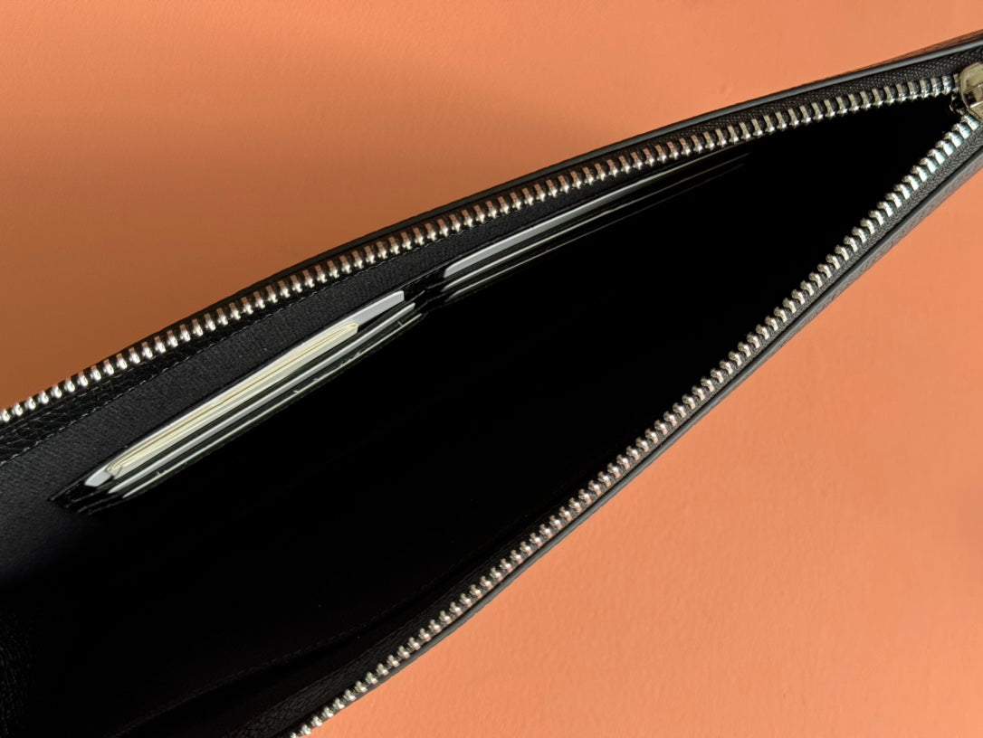 POUCH 28 IN BLACK SMOOTH CALFSKIN INLAID LOGO