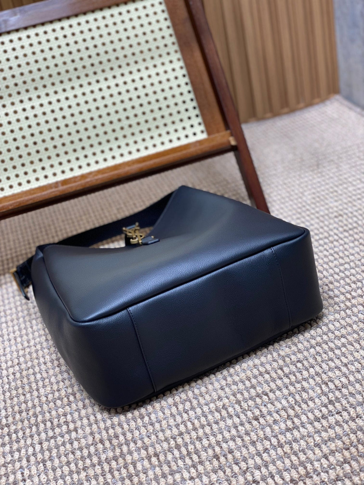 LE 5 À 7 LARGE SUPPLE BAG 31 IN NAVY BLUE CALFSKIN
