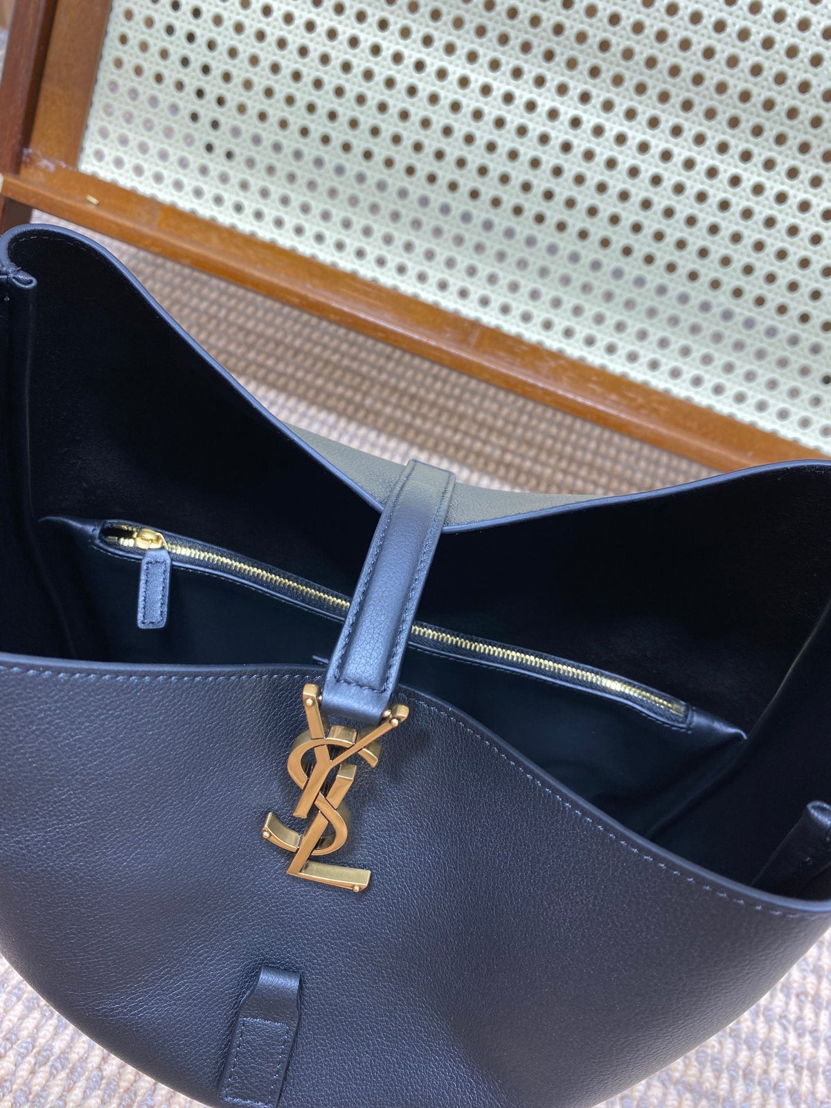 LE 5 À 7 LARGE SUPPLE BAG 31 IN NAVY BLUE CALFSKIN