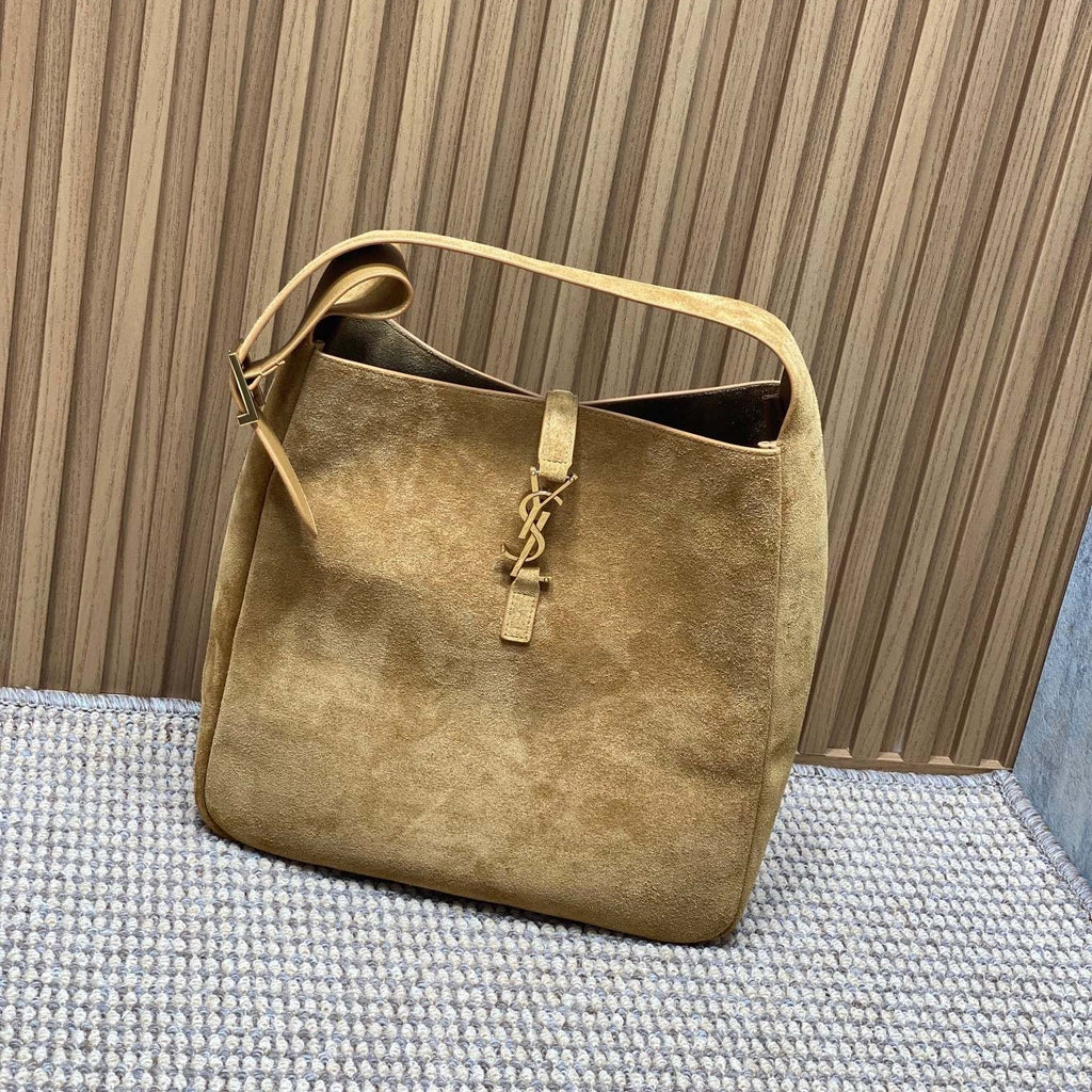 LE 5 À 7 SUPPLE BAG 31 IN PEANUT BROWN SUEDE