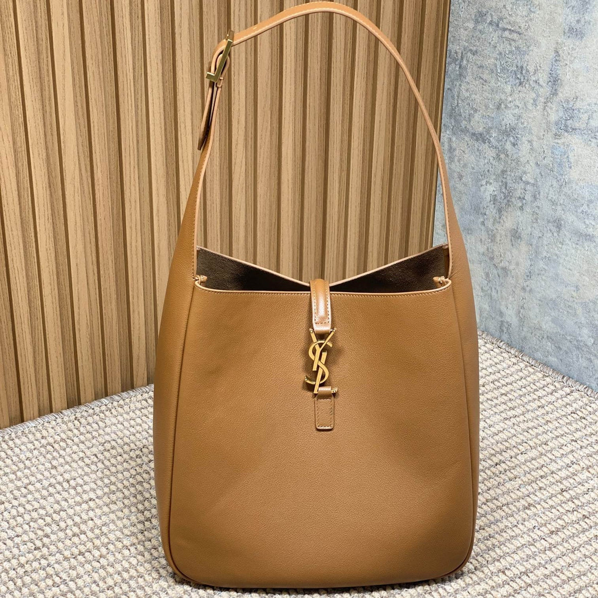 LE 5 À 7 LARGE SUPPLE BAG 31 IN TORTILLA BROWN CALFSKIN