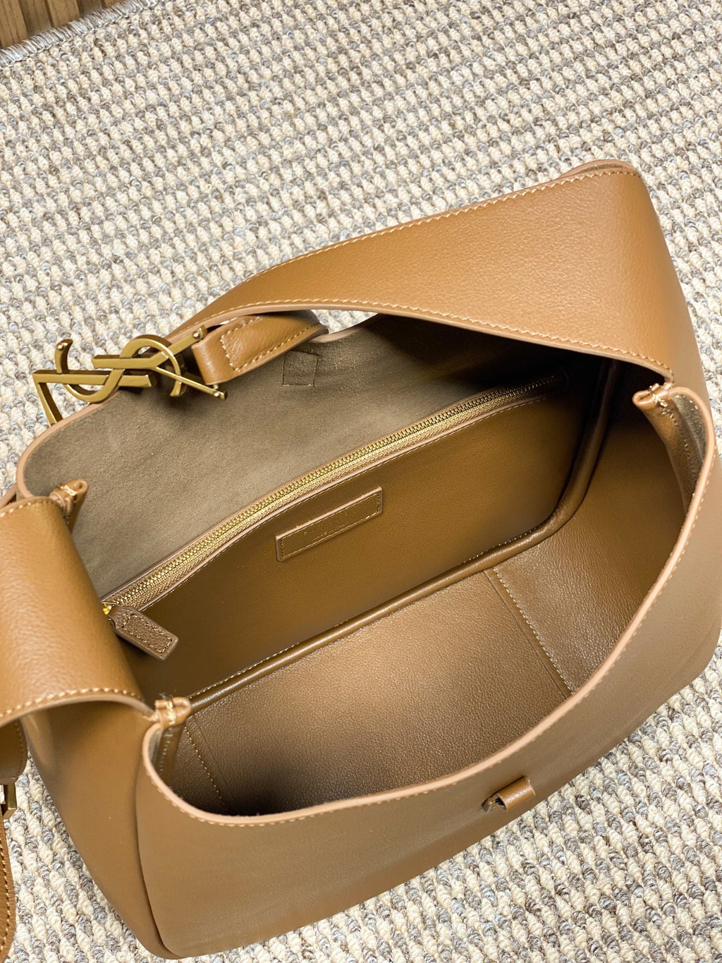 LE 5 À 7 LARGE SUPPLE BAG 31 IN TORTILLA BROWN CALFSKIN