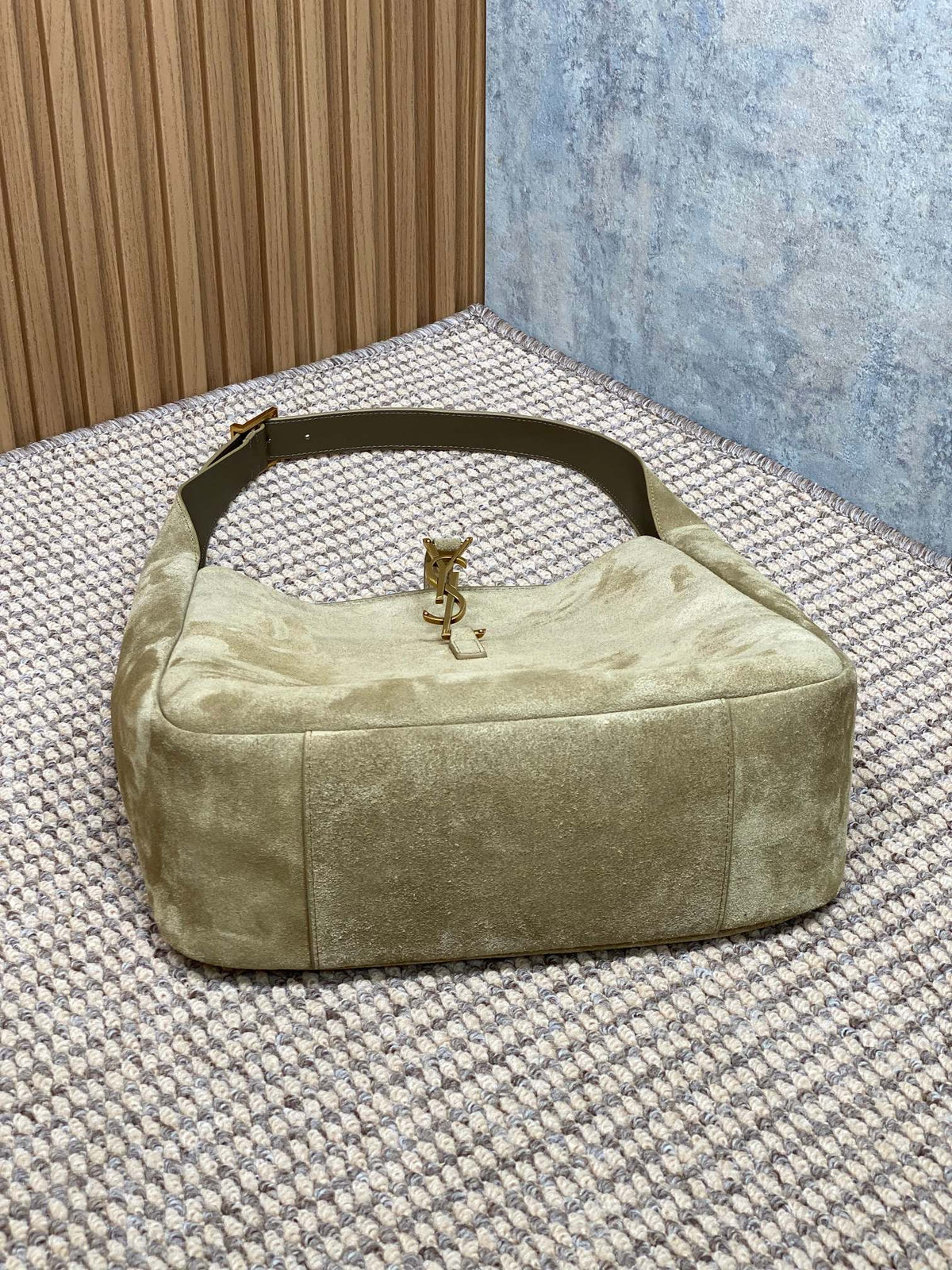 LE 5 À 7 SUPPLE BAG 31 IN KHAKI BROWN SUEDE
