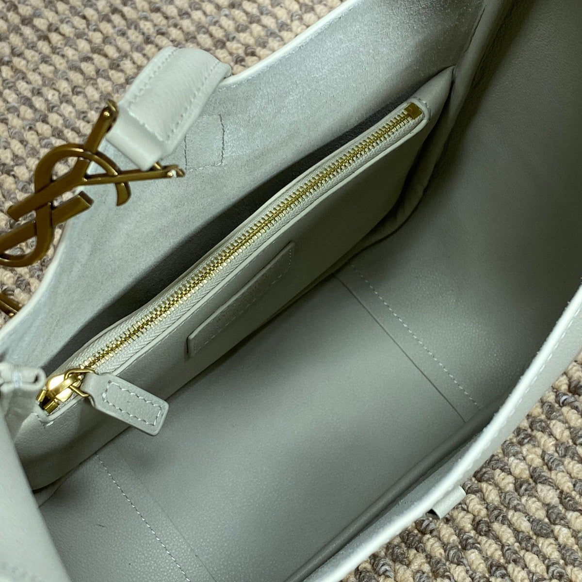 LE 5 À 7 SMALL SUPPLE 22 IN WHITE CALFSKIN GOLD BUCKLE