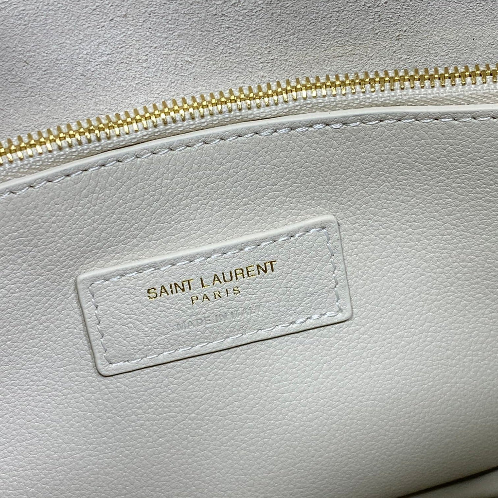 LE 5 À 7 SMALL SUPPLE 22 IN WHITE CALFSKIN GOLD BUCKLE