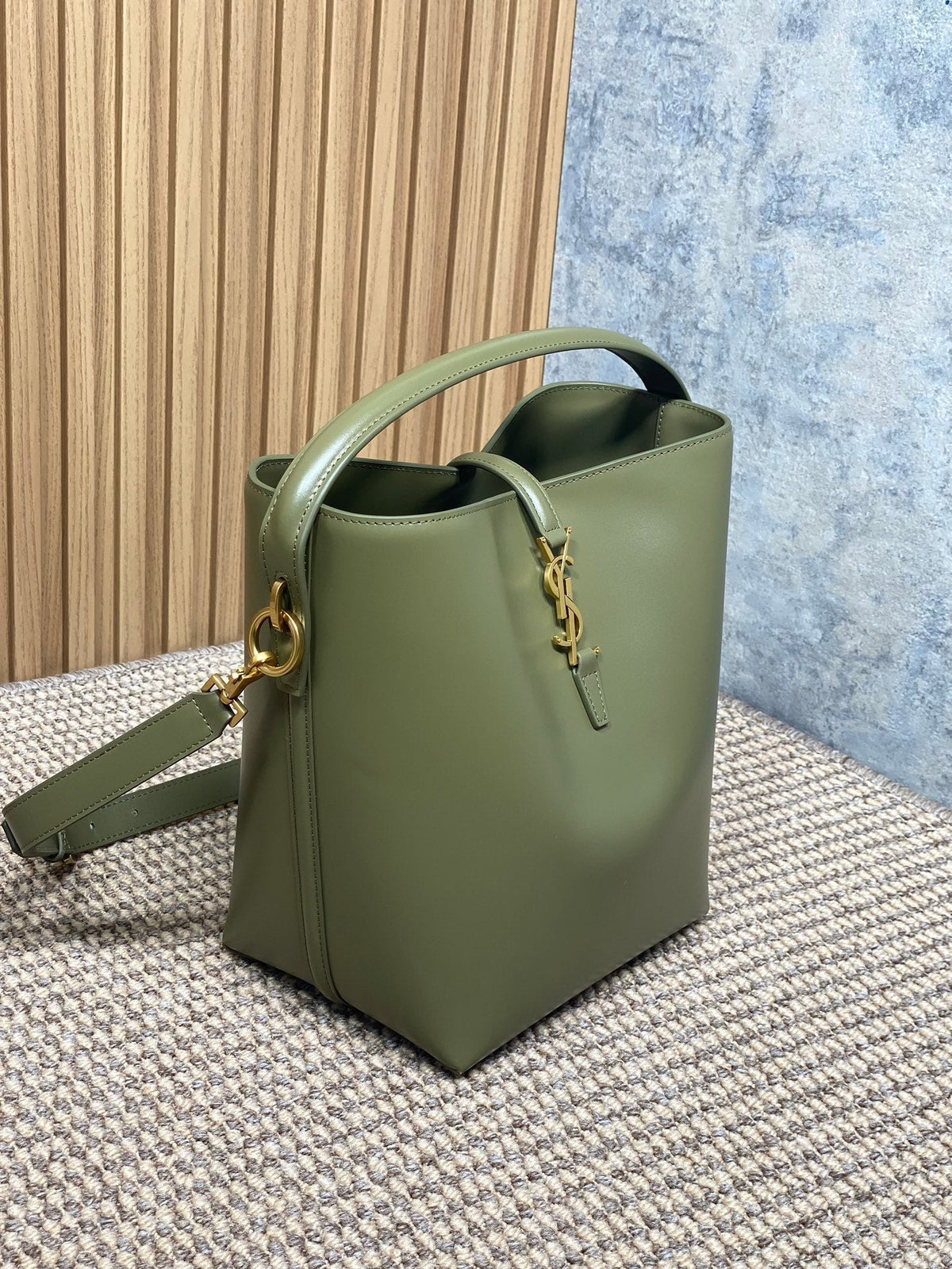 LE 37 MEDIUM BUCKET BAG 25 IN AVOCADO GREEN CALFSKIN GOLD HARDWARE