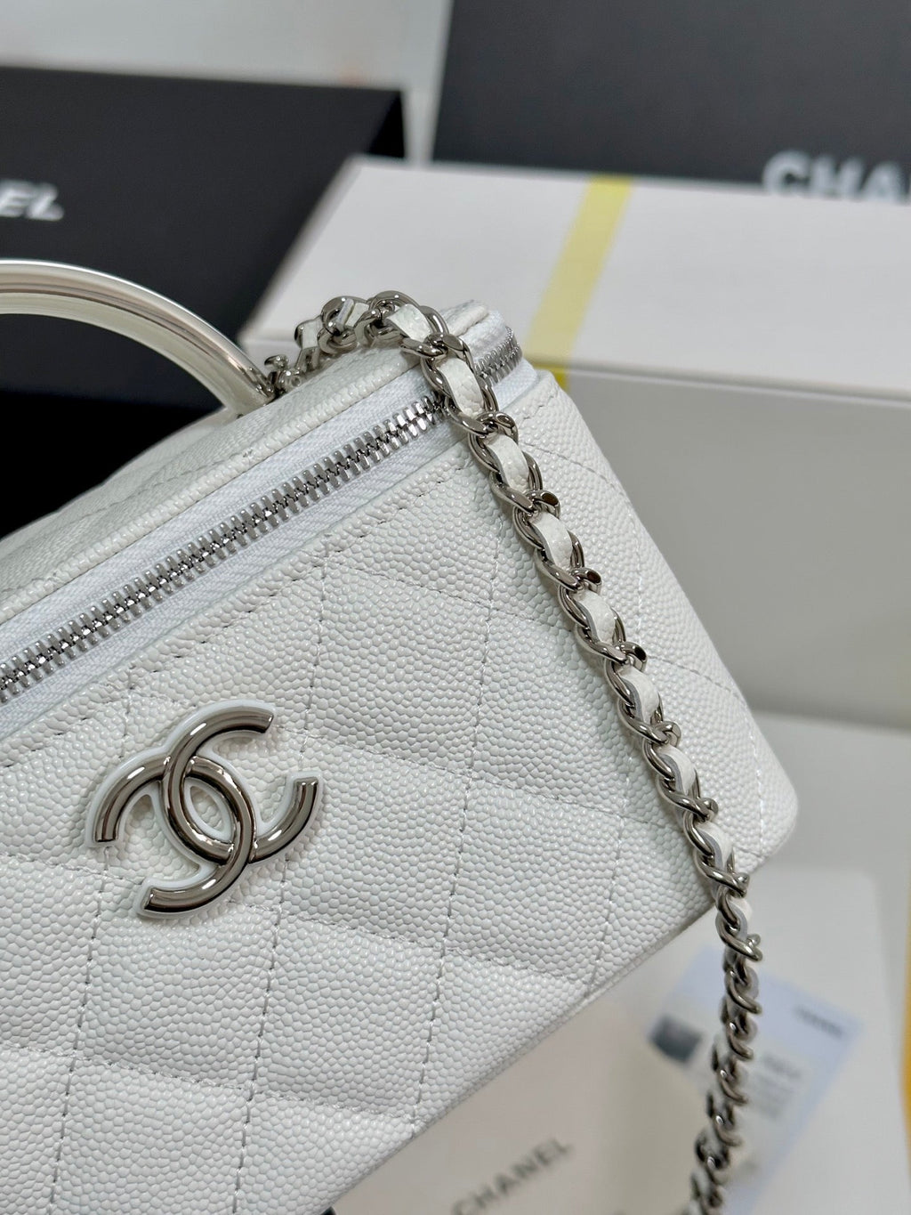 MINI VANITY TOP HANDLE CASE 17 IN WHITE CAVIAR SKIN SILVER-TONE PLATED METAL