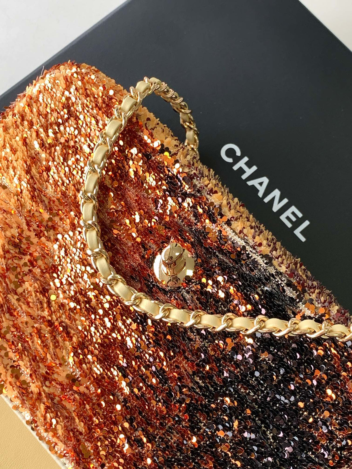FLAP BAG 20 IN OMBRE ORANGE SEQUINS GOLD HARDWARE