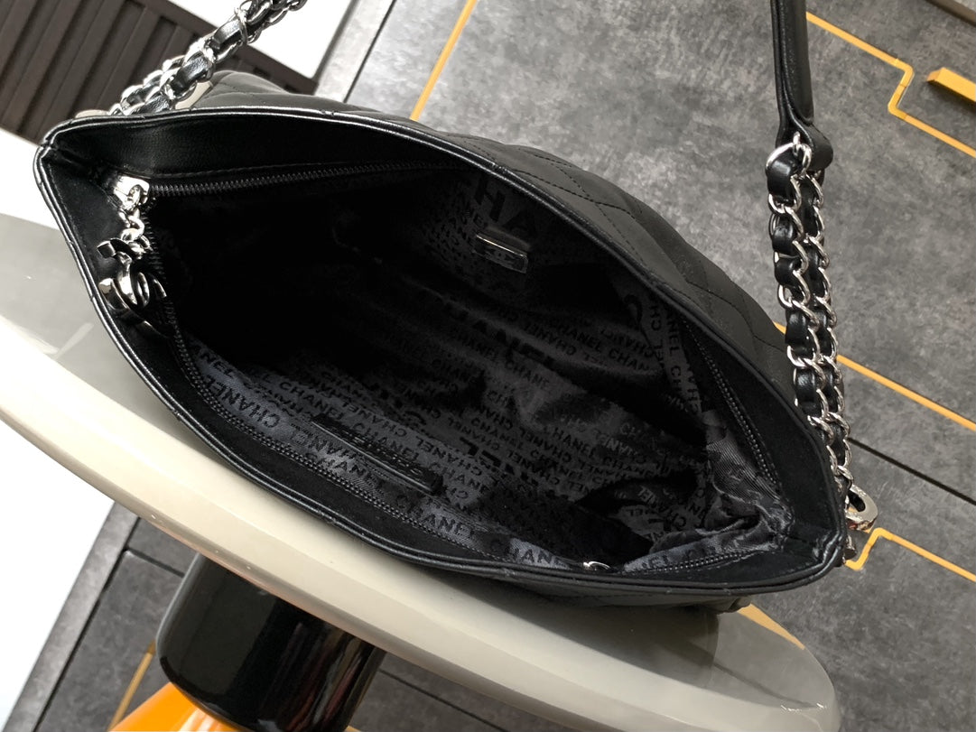 SHOULDER BAG 30 IN BLACK SOFT LAMBSKIN EMBOSSED LOGO SILVER HARDWARE