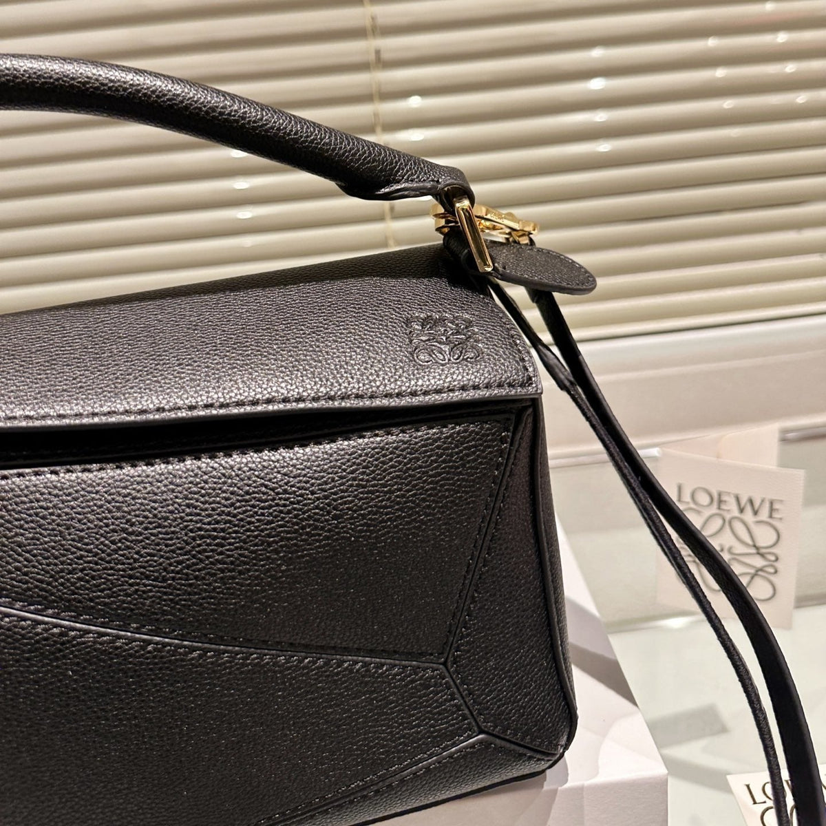 LOE MEDIUM 25 PUZZLE BAG IN BLACK GRAINED CALFSKIN