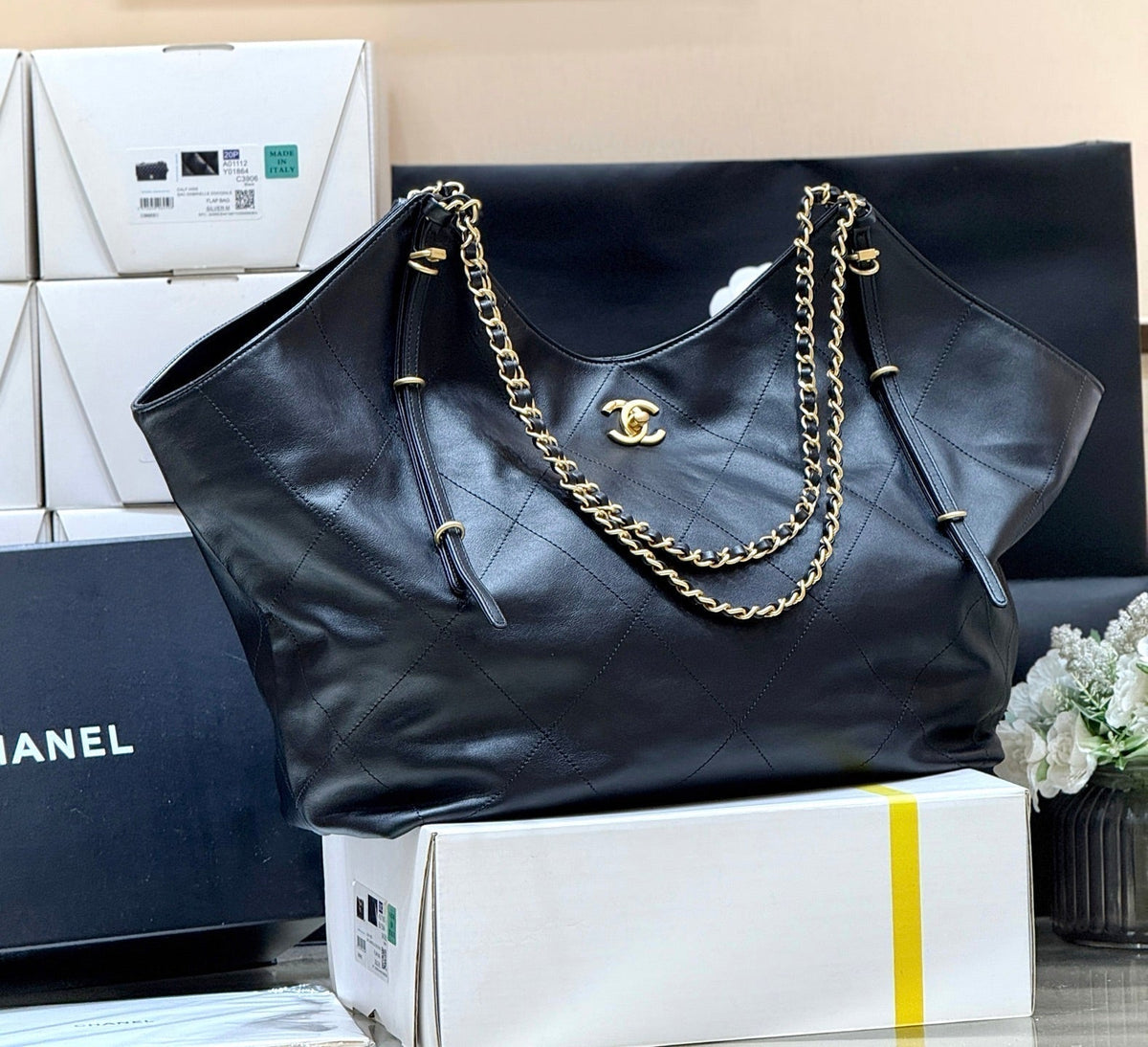 LARGE MAXI SHOPPING BAG 59 IN BLACK CALFSKIN GOLD-TONE METAL